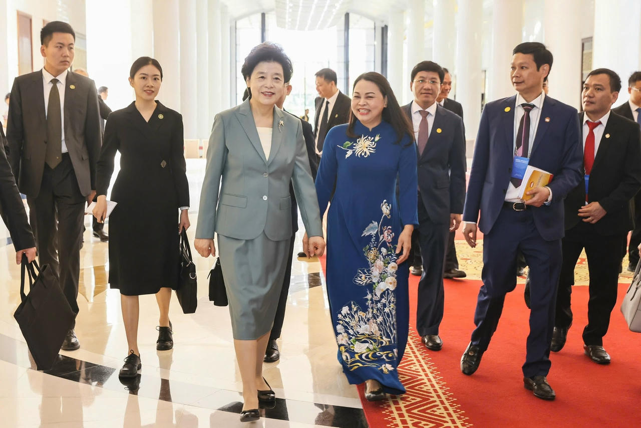 Phó Chủ tịch - Tổng Thư ký UBTƯ MTTQ Việt Nam Nguyễn Thị Thu Hà và Phó Chủ tịch Chính hiệp toàn quốc Trung Quốc Hàm Huy tham dự chương trình giao lưu hữu nghị. Ảnh: Quang Vinh