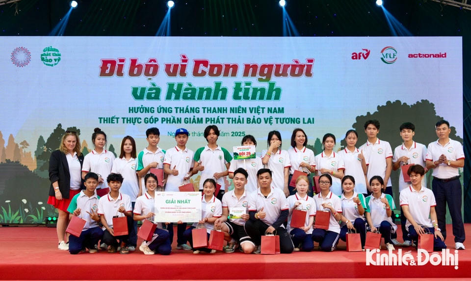 Bà Jennifer Vidmo - Tổng Thư ký ActionAid Thụy Điển và PGS.TS. Bùi Thế Đồi - Hiệu trưởng Trường Đại học Lâm nghiệp trao giải Nhất cho đội 26 tham gia sự kiện