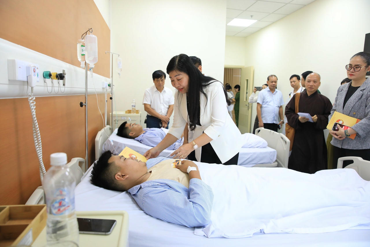 Bà Nguyễn Lan Hương, Chủ tịch Ủy ban MTTQ Việt Nam thành phố Hà Nội thăm hỏi các chiến sỹ phòng cháy, chữa cháy.