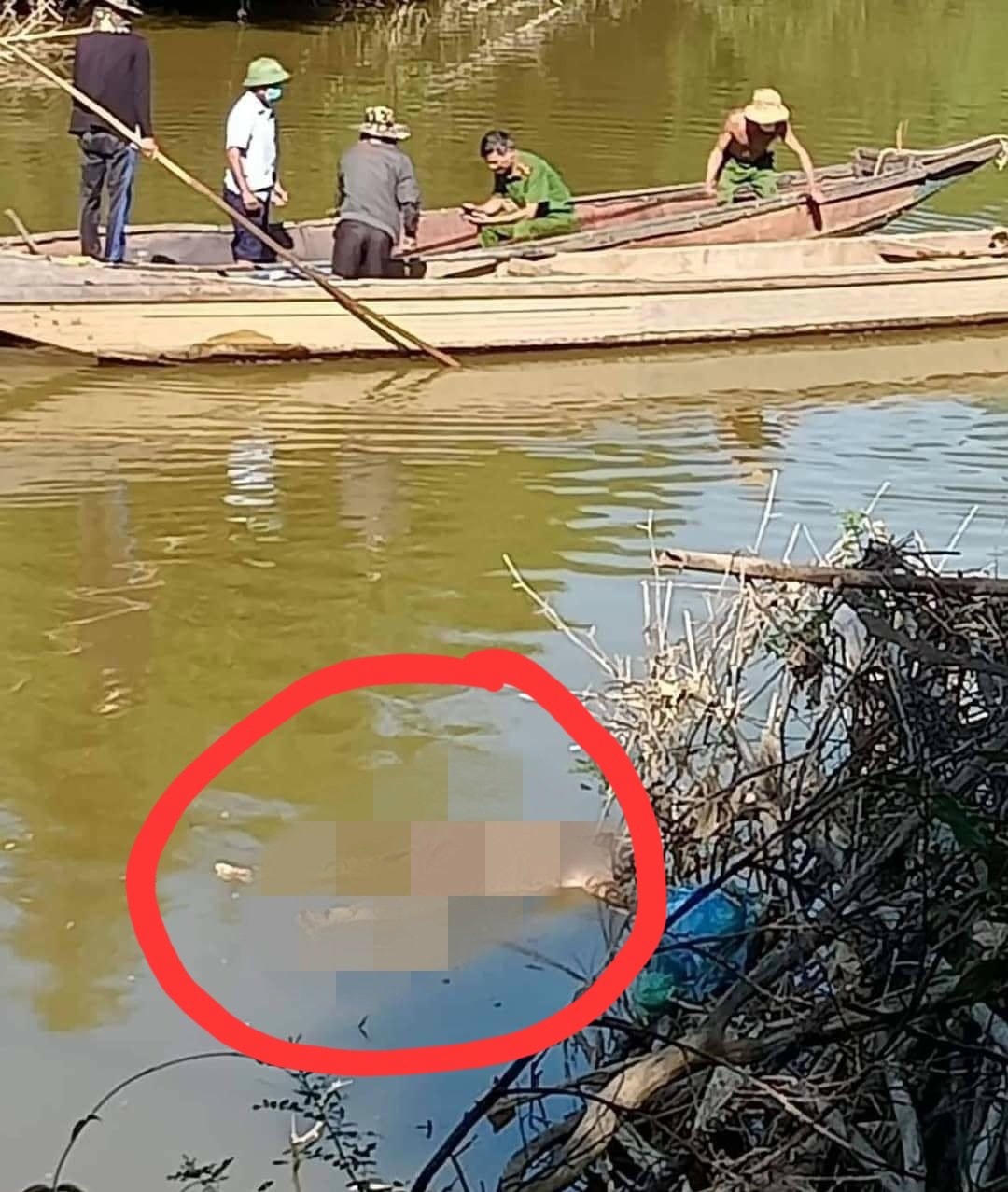 Phát hiện thi thể một người phụ nữ trên sông Nhùng (Ảnh: ND).