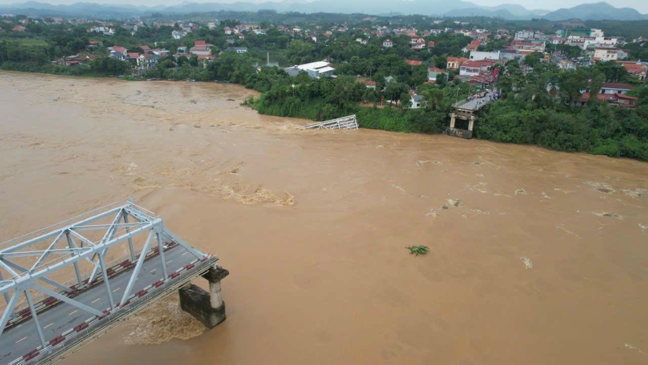 2 nhịp cầu Phong Châu đã bị đứt gãy. Ảnh: Ngô Hùng.