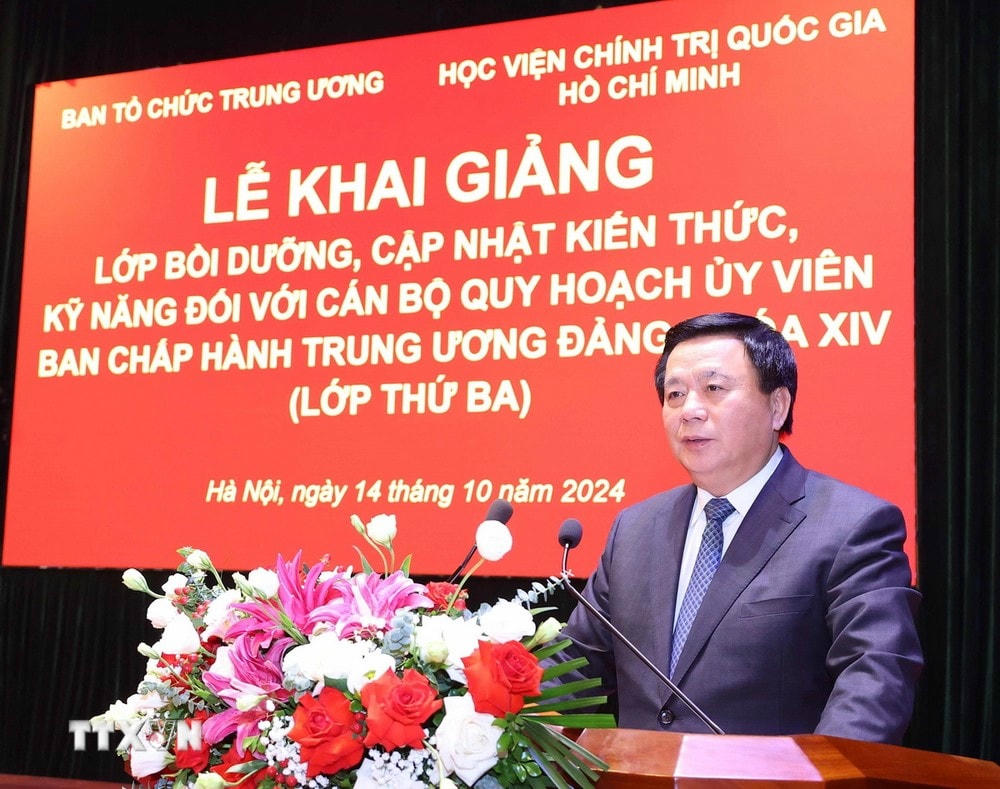 Giáo sư, Tiến sỹ Nguyễn Xuân Thắng, Ủy viên Bộ Chính trị, Giám đốc Học viện Chính trị quốc gia Hồ Chí Minh, Chủ tịch Hội đồng Lý luận Trung ương phát biểu. (Ảnh: Văn Điệp/TTXVN) ttxvn_khai giang lop can bo uy vien TW Dang (1).jpg