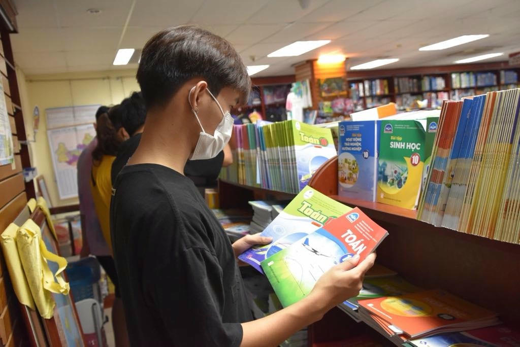 Học sinh tìm mua SGK tại hiệu sách.