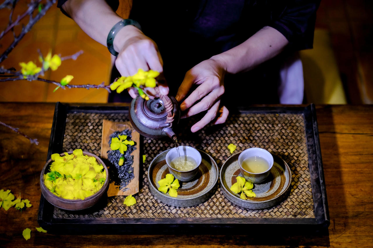 Để tạo nên hương vị trà Hoàng mai Huế thơm ngon, người nghệ nhân đã trải qua nhiều công đoạn và thực hiện một cách công phu, tỉ mỉ. Ảnh: H.T.