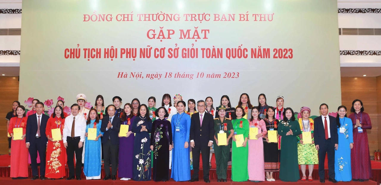 Ủy viên Bộ Chính trị, Thường trực Ban Bí thư, Trưởng ban Tổ chức Trung ương Trương Thị Mai cùng các đại biểu chụp ảnh lưu niệm. 