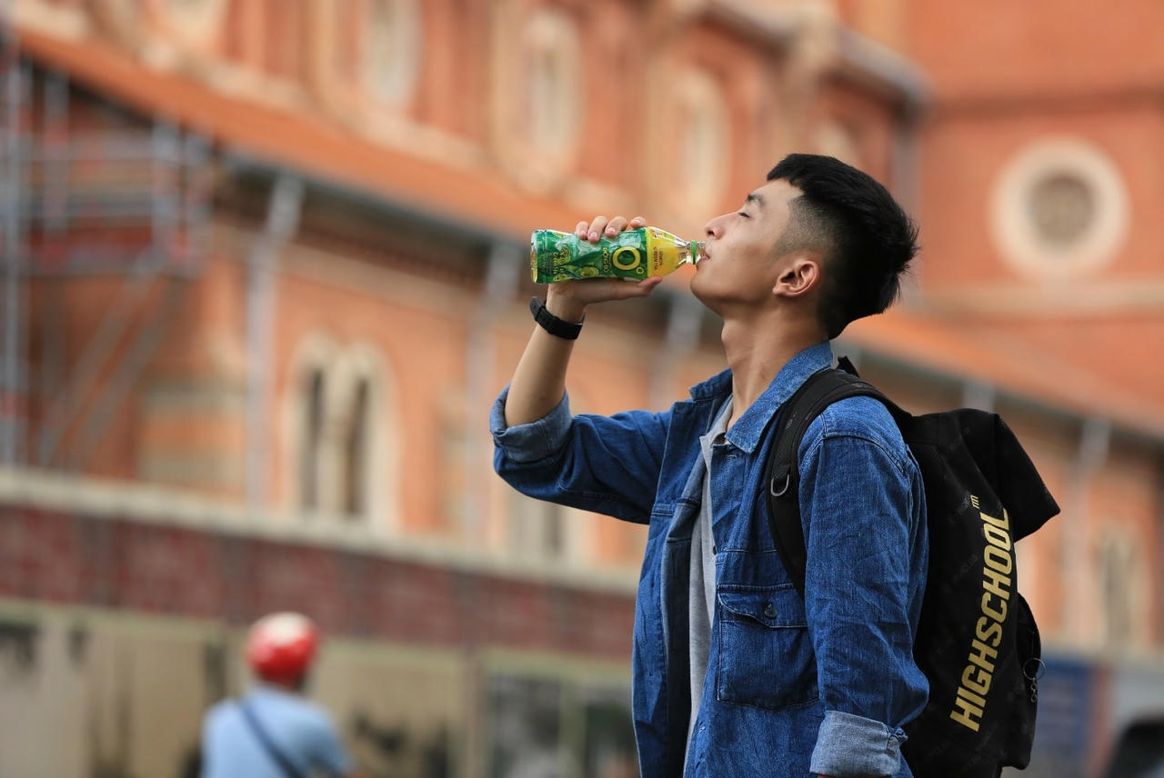 Giữa thời tiết nắng nóng gay gắt thì không gì “đã” để giải nhiệt bằng một chai Trà Xanh Không Độ mát lạnh.