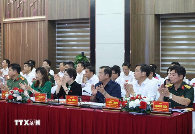 Các đại biểu tham dự buổi làm việc. (Ảnh: Thống Nhất/TTXVN) ttxvn-tong-bi-thu-to-lam-ban-chap-hanh-dang-bo-dien-bien-3.jpg
