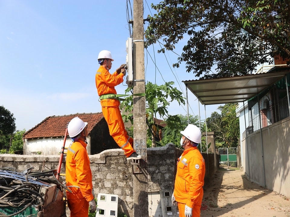 Điện lực TX Cửa Lò (PC Nghệ An) thực hiện chỉnh trang dây nguồn xuống hộp công tơ, thay dây cầu, bản cực…luôn đảm bảo tính chính xác trong công tác sản xuất kinh doanh dịch vụ khách.