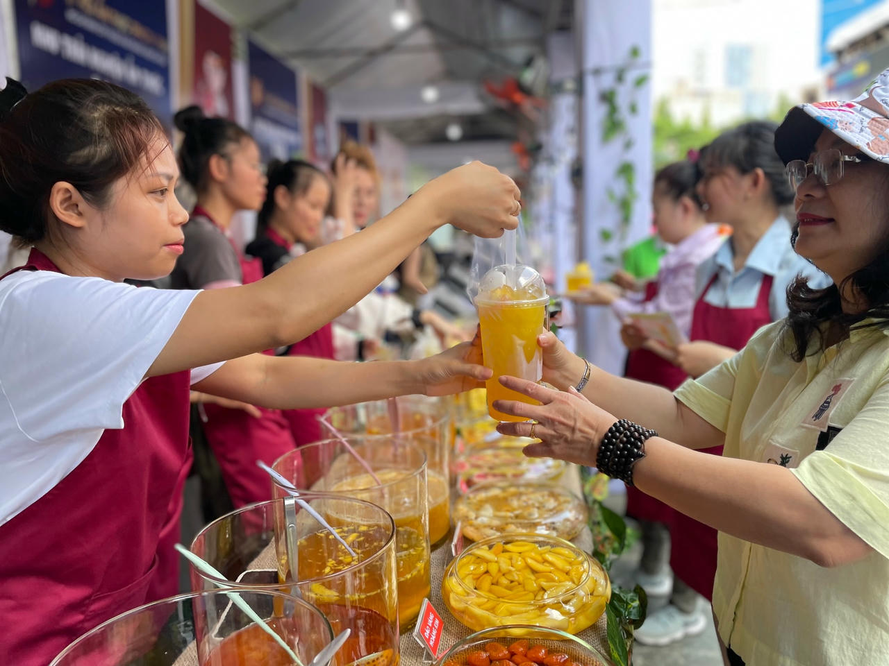 Người dân trải nghiệm thức uống tại ngày hội.
