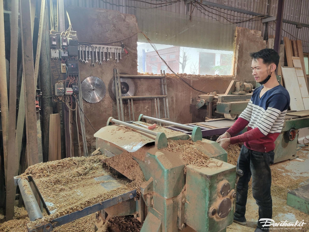 Anh Vũ Văn Sơn, 37 tuổi (trú phố Phúc Sơn) cho biết: Anh hiện có xưởng mộc rộng 300m2 với 5 nhân công đang làm việc tại xưởng, thu nhập trung bình của mỗi người là 10 triệu đồng/tháng.'Làng mộc hoạt động quanh năm nhưng nhộn nhịp nhất từ tháng 10 âm lịch trở đi, bởi vì thời điểm cuối năm, nhu cầu mua sắm, trang hoàng nhà cửa đón Tết của người dân tăng cao', anh Sơn chia sẻ. Ảnh: Đình Minh.