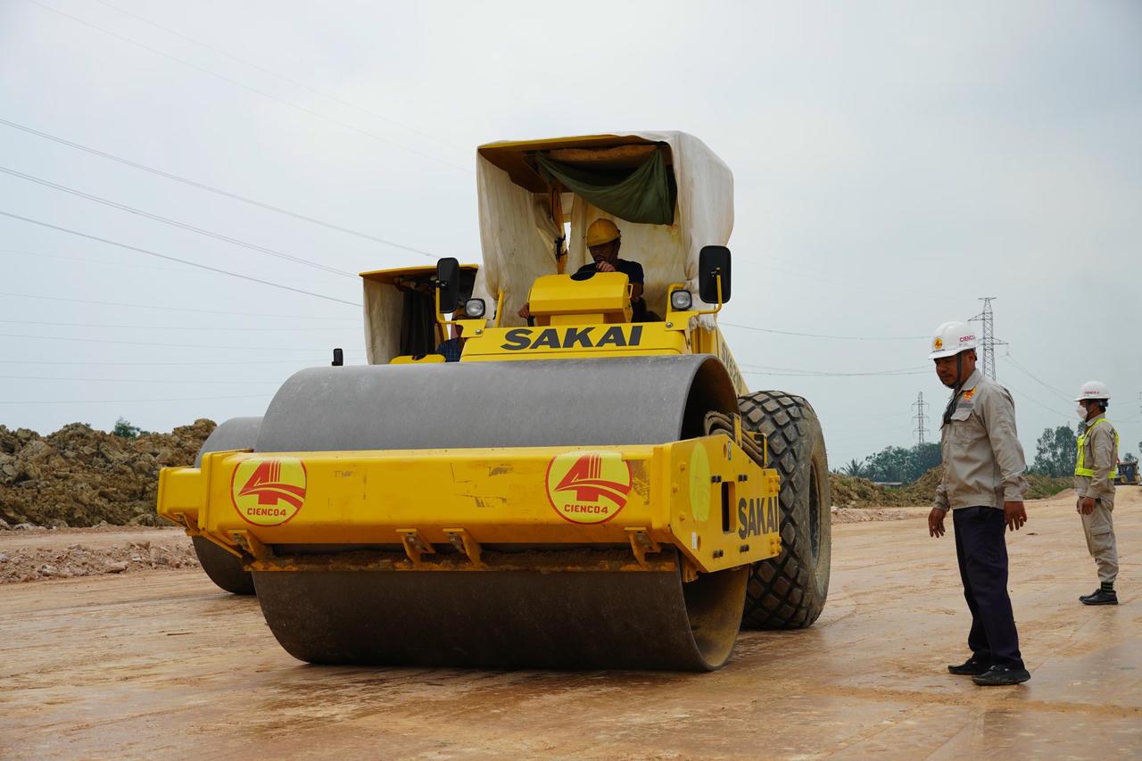 Những máy móc hiện đại của Tập đoàn CIENCO 4 trên công trường.