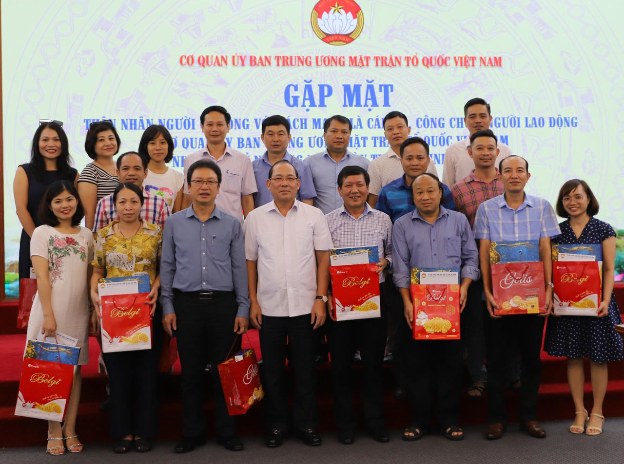 Ông Hoàng Công Thủy chụp ảnh lưu niệm cùng thân nhân người có công với cách mạng của cơ quan.