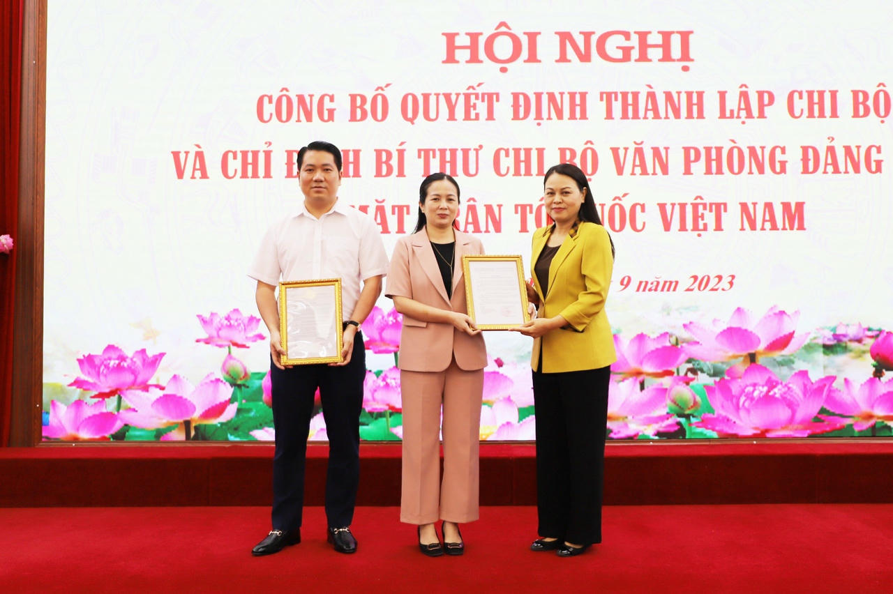 Ủy viên Trung ương Đảng, Phó Chủ tịch - Tổng Thư ký Ủy ban Trung ương MTTQ Việt Nam Nguyễn Thị Thu Hà trao quyết định thành lập Chi bộ và Chỉ định Bí thư Chi bộ Văn phòng Đảng đoàn MTTQ Việt Nam.
