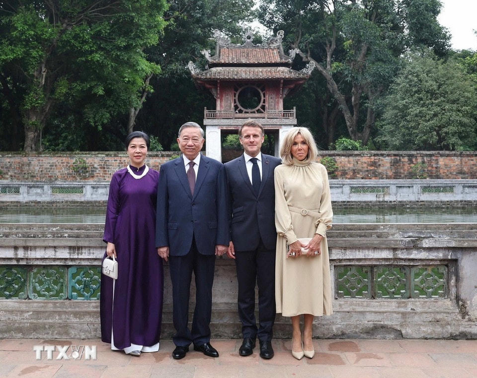 Tổng Bí thư Tô Lâm và Phu nhân cùng Tổng thống Pháp Emmanuel Macron và Phu nhân chụp ảnh chung trước Khuê Văn Các - biểu tượng của Thủ đô Hà Nội. (Ảnh: Thống Nhất/TTXVN)