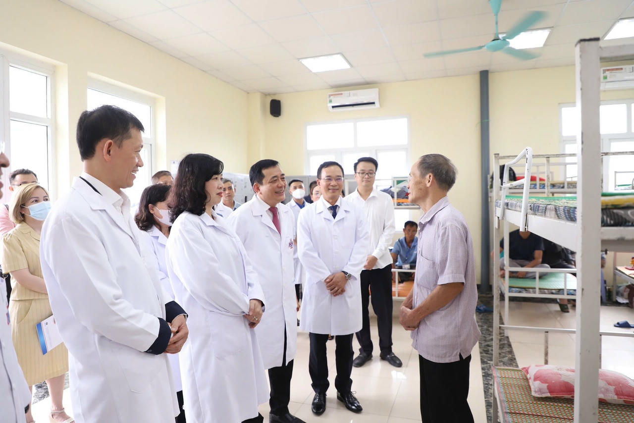 Thăm bệnh nhi 3