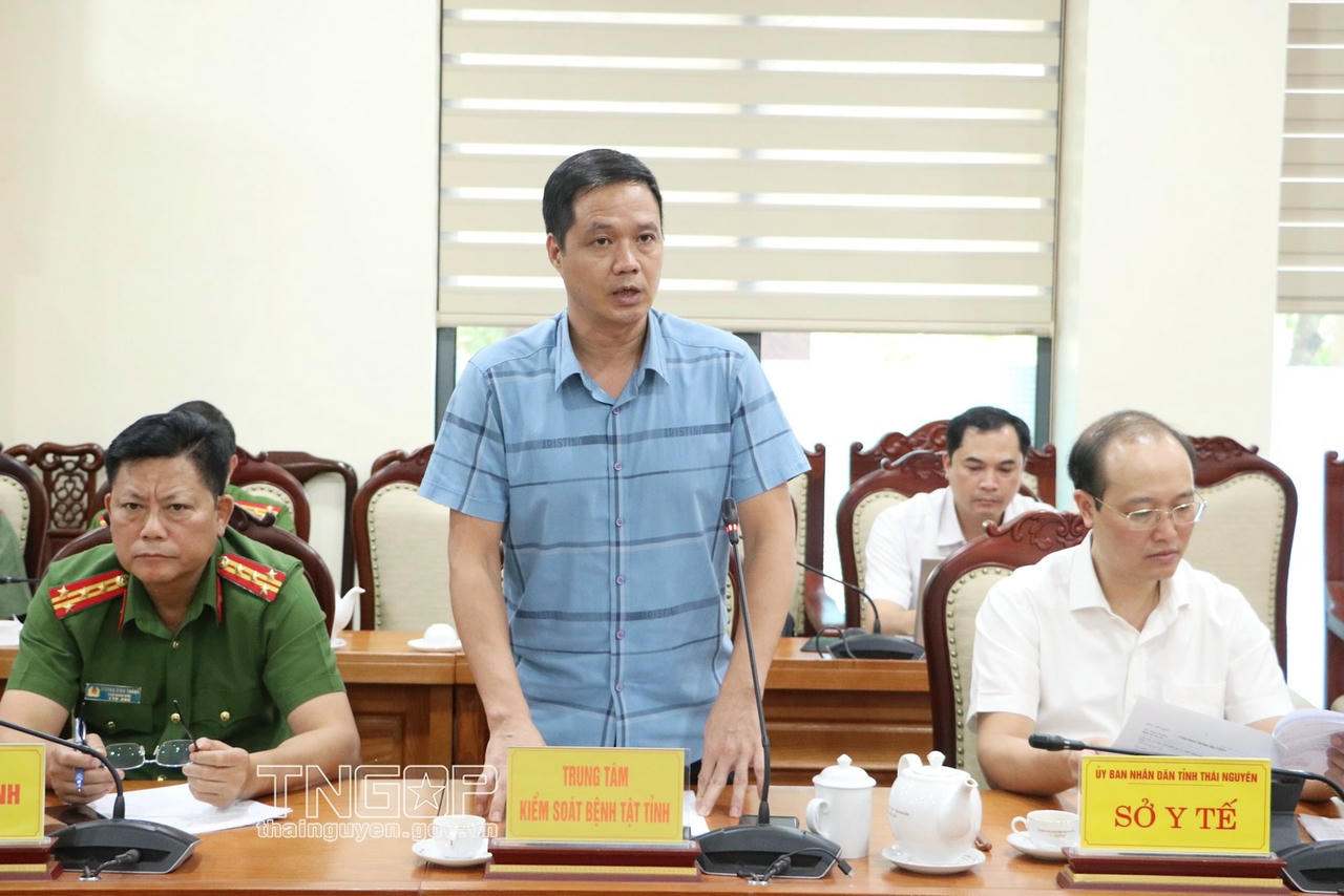 Giám đốc Trung tâm Kiểm soát Bệnh tật tỉnh Thái Nguyên thông tin về vụ việc. Ảnh: Cổng TTĐT Thái Nguyên.