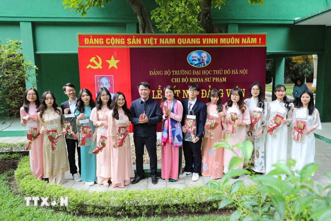 ttxvn-12-sinh-vien-uu-tu-khoa-su-pham-truong-dai-hoc-thu-do-vinh-du-duoc-ket-nap-dang-5-2613.jpg
