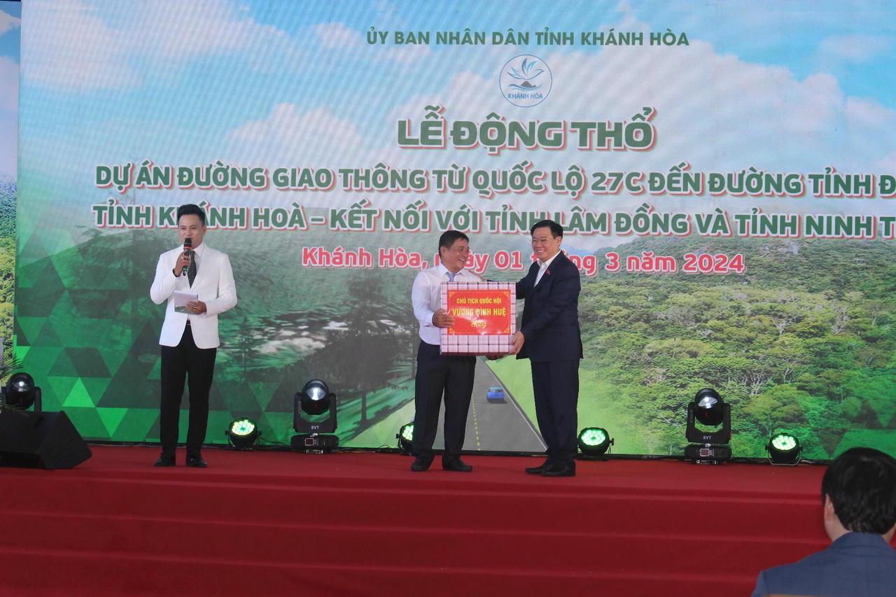chu-tich-quoc-hoi-vuong-dinh-hue-trao-qua-cho-ban-quan-ly-du-an..jpg