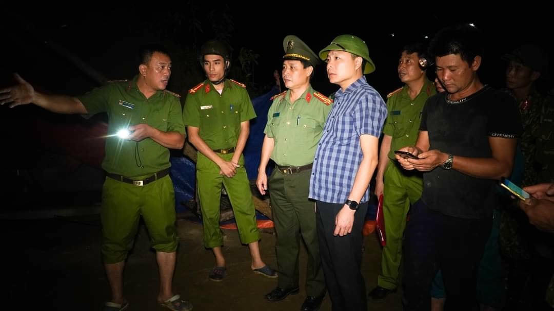Các cơ quan chức năng có mặt để thăm hỏi, động viên, chỉ đạo các lực lượng hỗ trợ gia đình nạn nhân. Ảnh: Trung Dũng