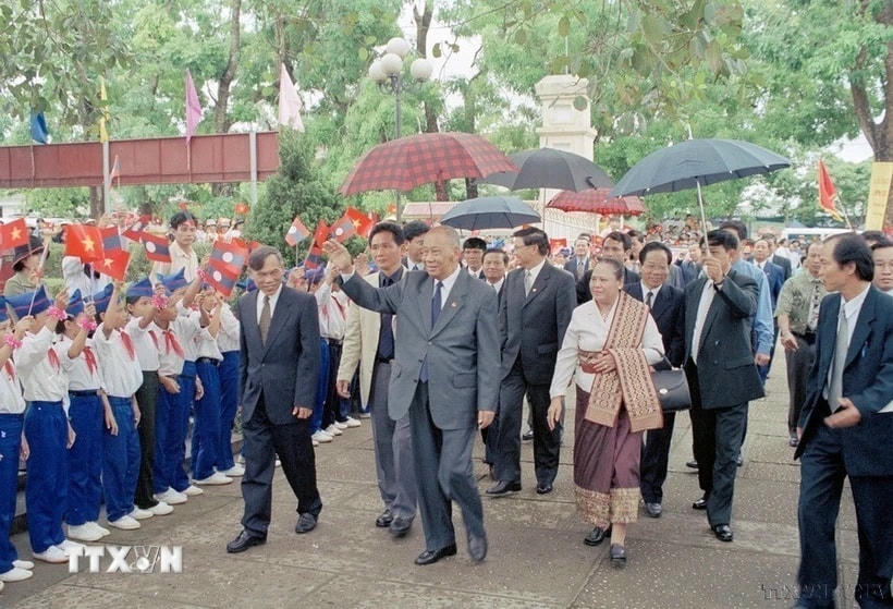 Thiếu nhi xã Kim Liên (huyện Nam Đàn, tỉnh Nghệ An) - quê hương Chủ tịch Hồ Chí Minh chào đón Chủ tịch Đảng, Chủ tịch nước Lào Khamtai Siphandone tới thăm (Nghệ An, 2002). (Ảnh: Lan Xuân/TTXVN)