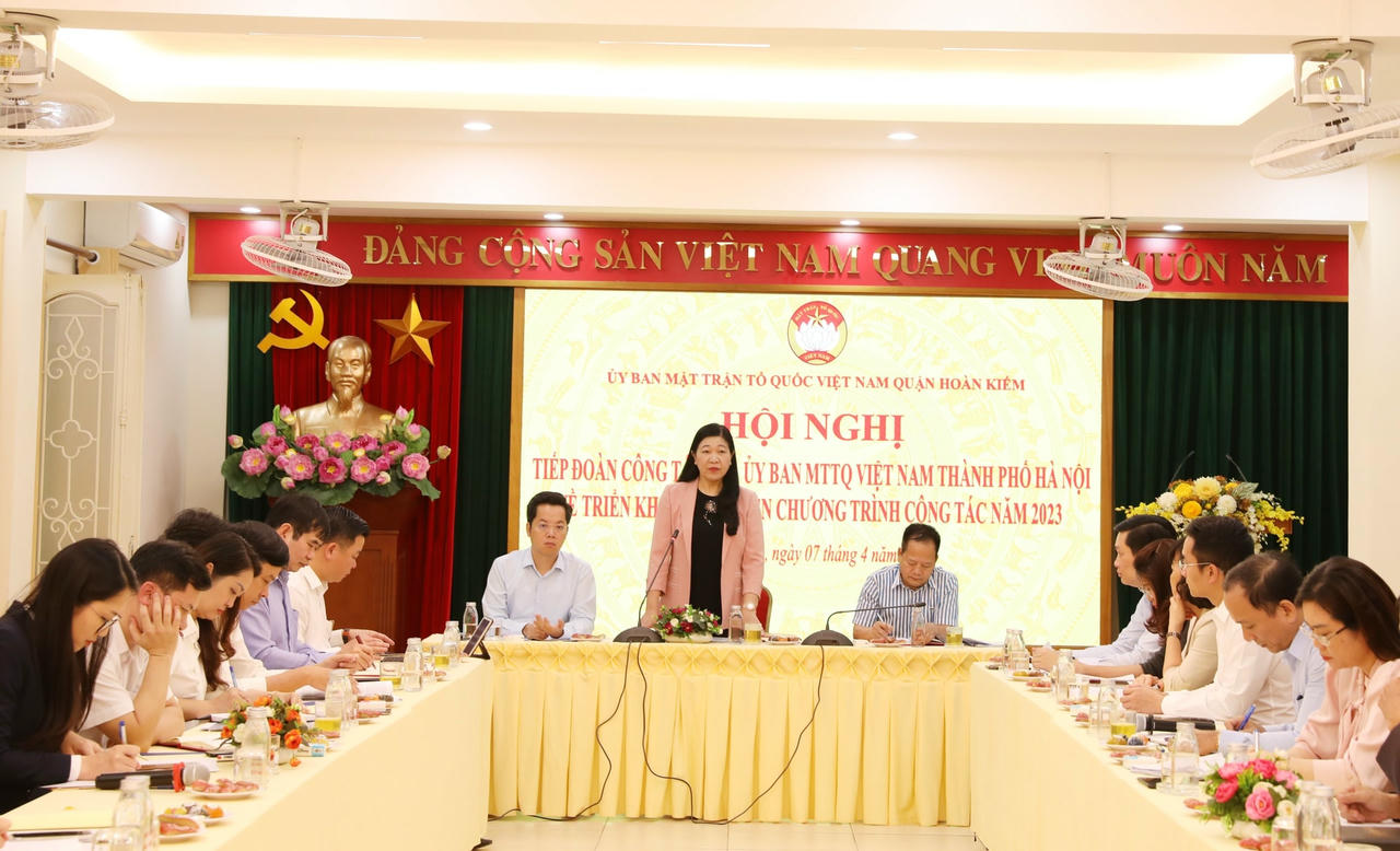 Bà Nguyễn Lan Hương, Chủ tịch Ủy ban MTTQ Việt Nam thành phố Hà Nội phát biểu tại hội nghị.