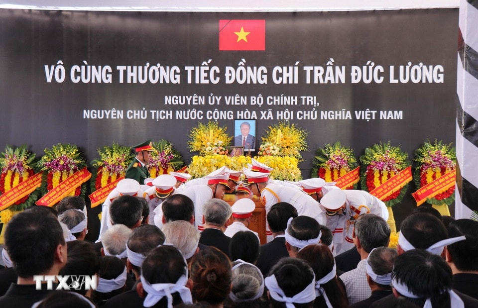 Nghi lễ hạ huyệt. (Ảnh: Phạm Cường/TTXVN)