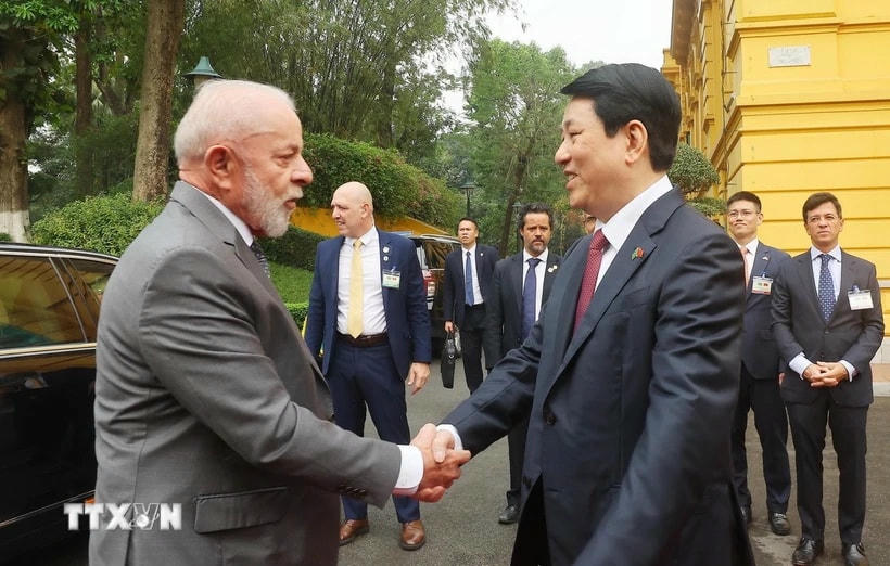 Chủ tịch nước Lương Cường đón Tổng thống Brazil Luiz Inácio Lula da Silva. (Ảnh: Lâm Khánh/TTXVN)