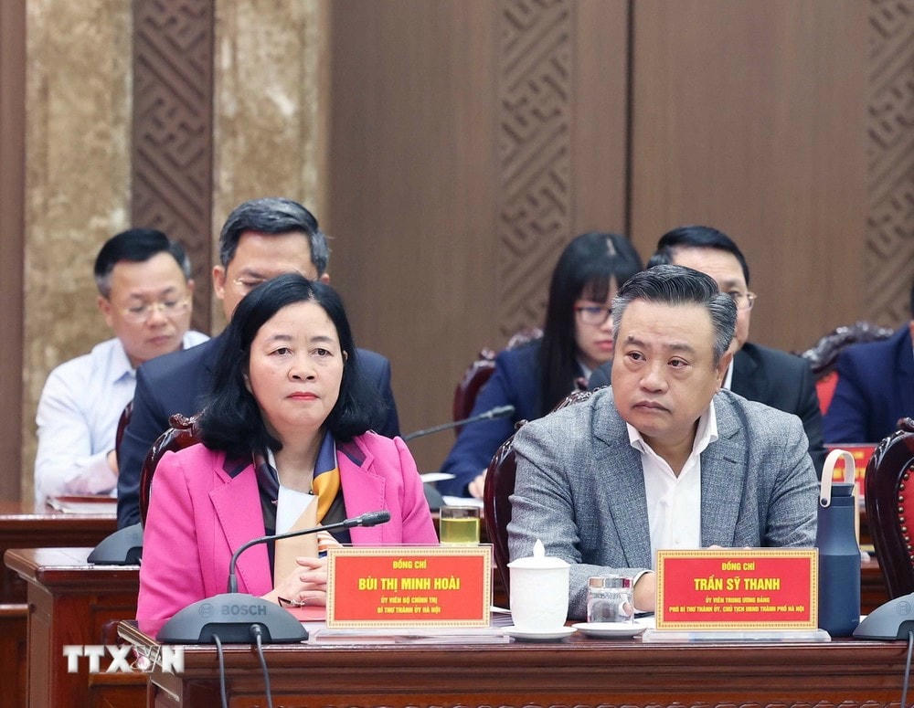 Lãnh đạo Thành uỷ Hà Nội tại buổi làm việc. (Ảnh: Thống Nhất/TTXVN) TTXVN_2711 Tong Bi thu (10).jpg