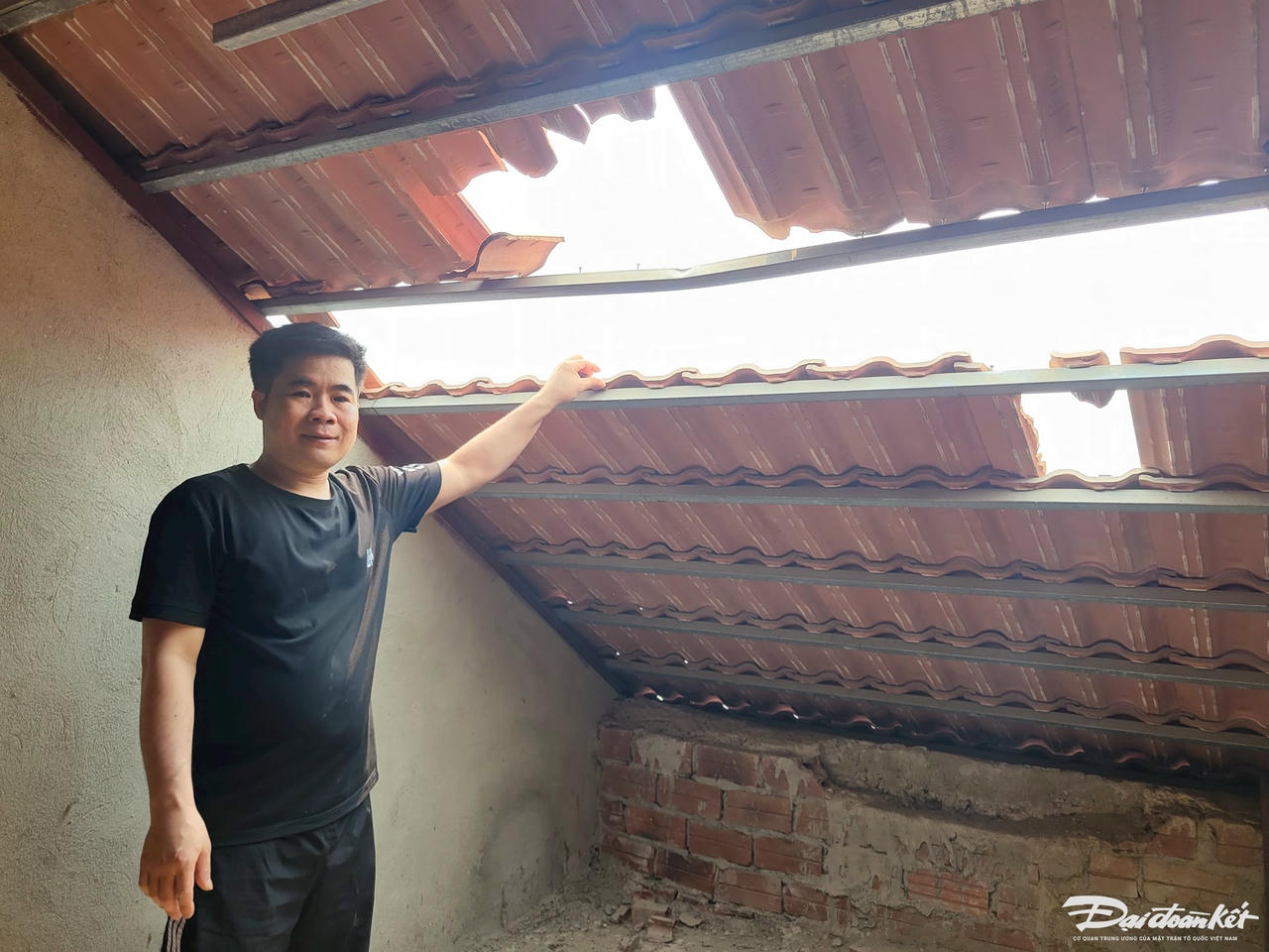 Đá văng làm vỡ hàng chục viên gói nhà anh Phạm Văn Hùng. Ảnh: Đình Minh