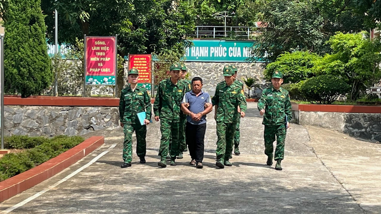 Áp giải đối tượng Sùng A Sì về CQĐT. Ảnh: Trung Dũng
