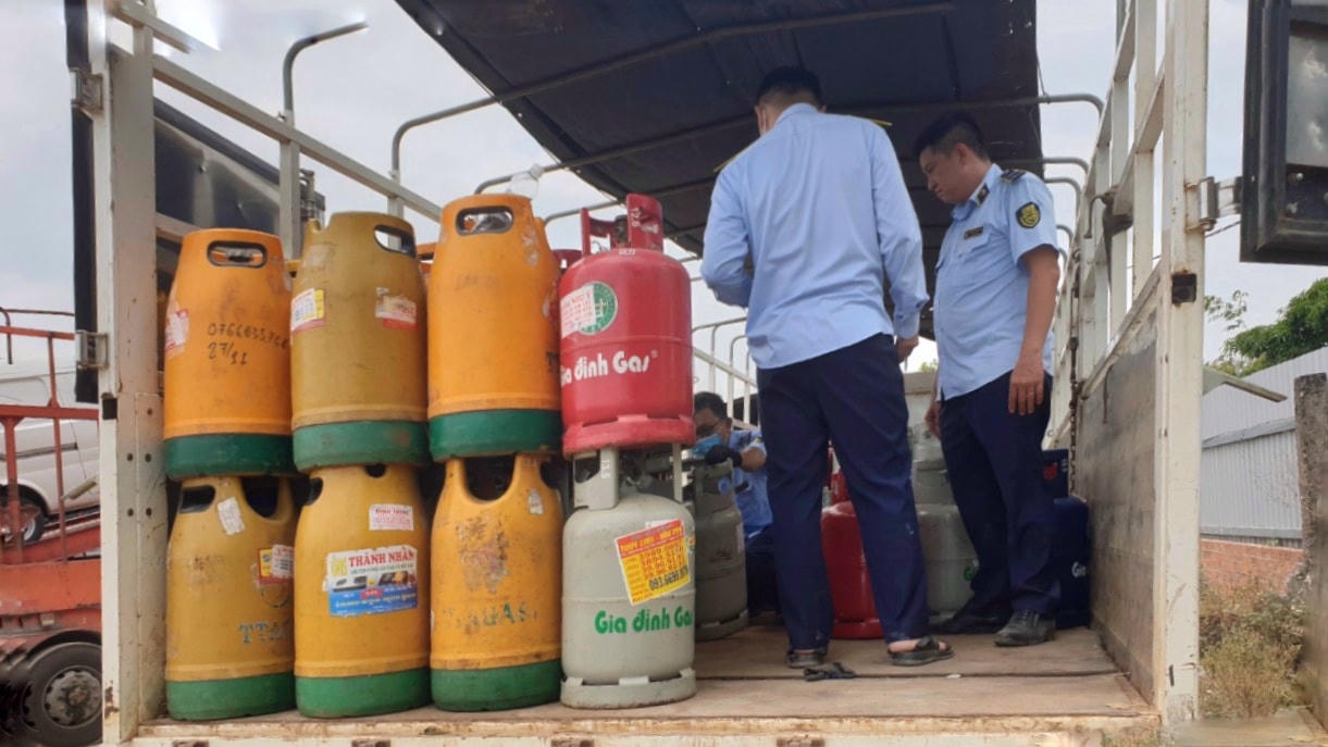 Lực lượng quản lý thị trường TP HCM kiểm tra các xe ô tô tải chở gas.