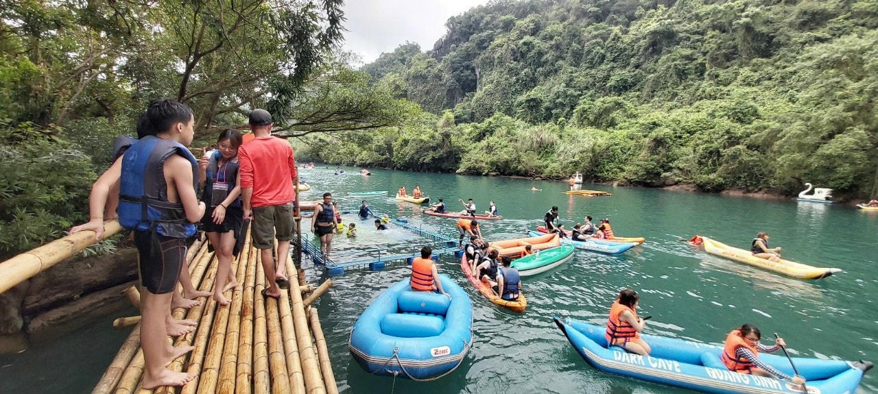 Du khách trải nghiệm các trò chơi ở điểm du lịch Sông Chày-Hang Tối.