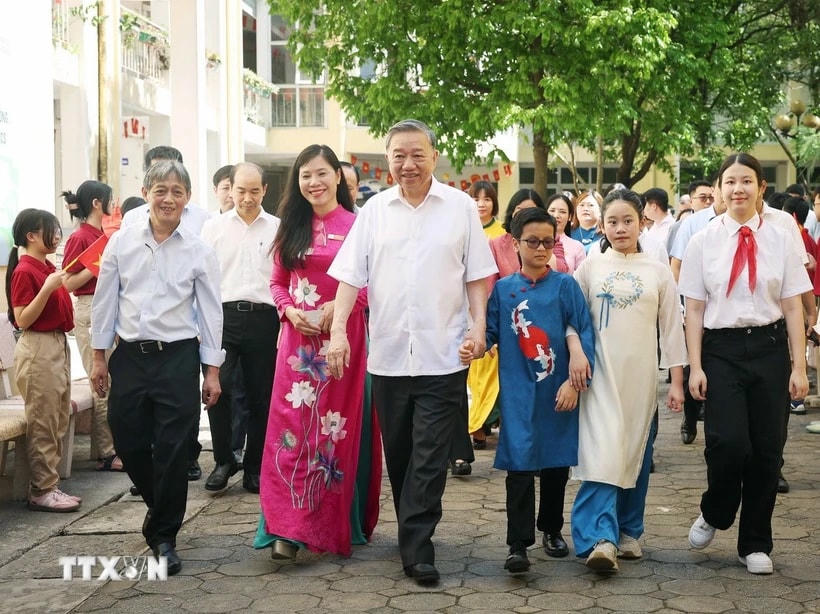 Tổng Bí thư Tô Lâm đến thăm và tặng quà cho học sinh Trường Phổ thông Cơ sở Nguyễn Đình Chiểu và Trường Phổ thông Cơ sở Xã Đàn. (Ảnh: Thống Nhất/TTXVN)
