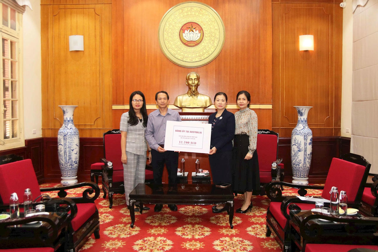 Phó Chủ tịch UBTƯ MTTQ Việt Nam Trương Thị Ngọc Ánh tiếp nhận ủng hộ từ Đảng ủy tại Australia. Ảnh: Tiến Đạt.