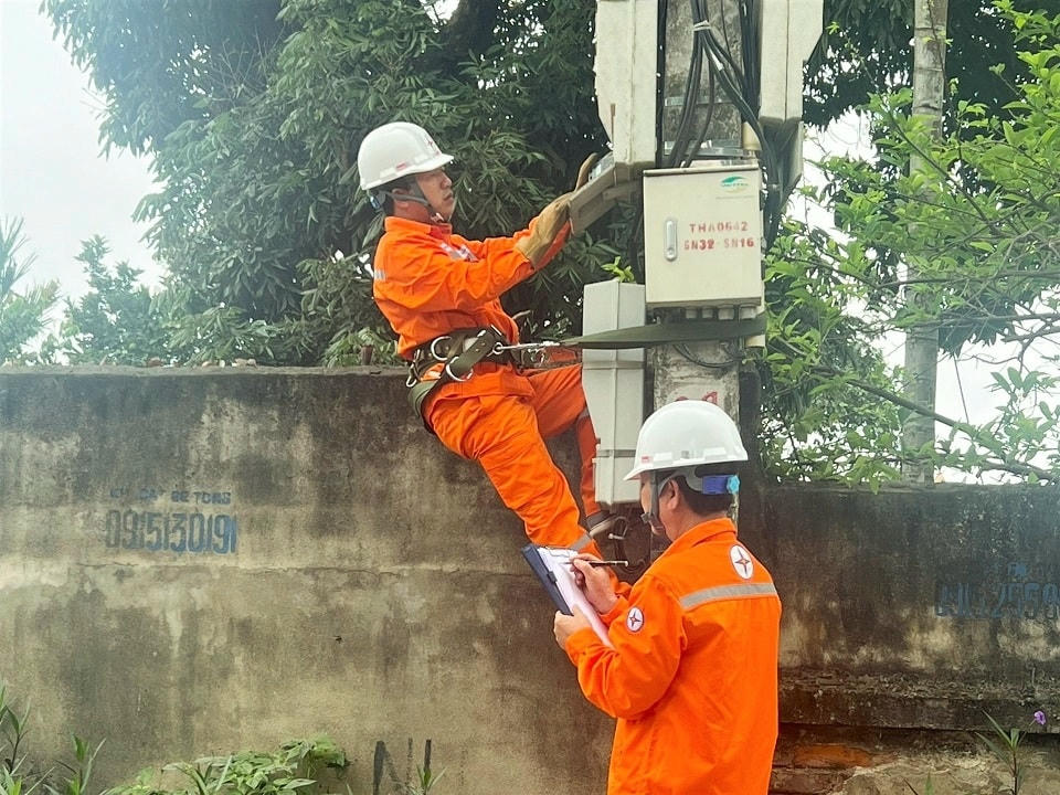 Công nhân trực thuộc Điện lực Thanh Hóa chốt chỉ số công tơ.