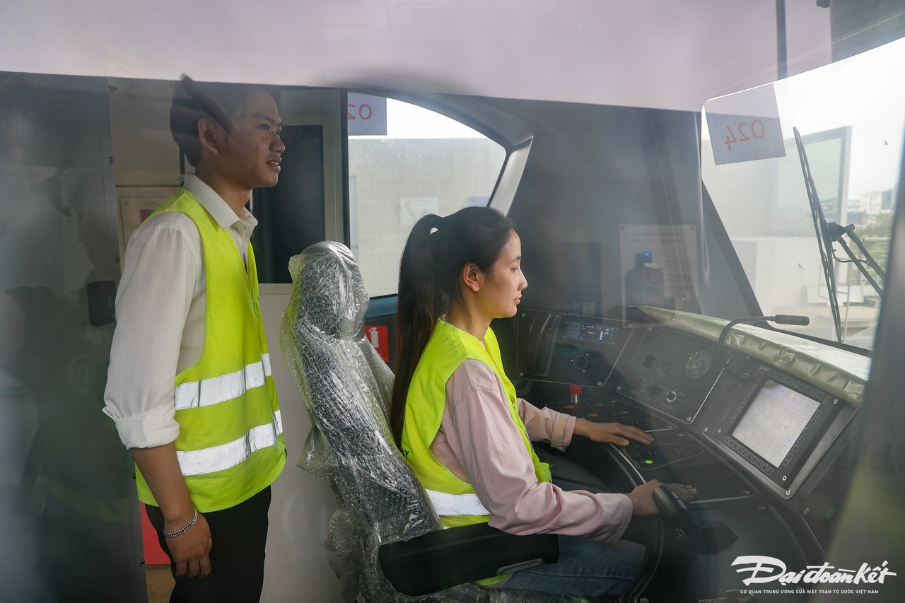 W_lai_tau_nhon_ga_ha_noi-le-khanh30.png