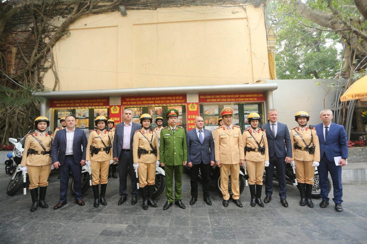 Lãnh đạo Công an TP Hà Nội chụp ảnh lưu niệm cùng với đoàn Tổng cục Nội vụ TP Moskva và các cán bộ, chiến sỹ Phòng CSGT.