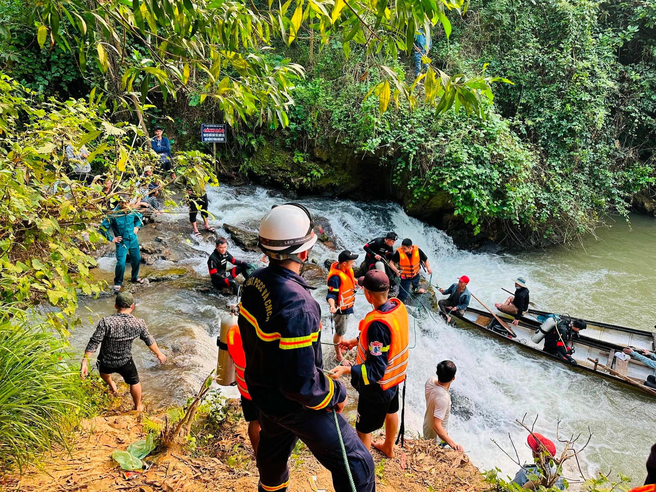1-nu-sinh-lop-6-duoi-nuoc.jpg