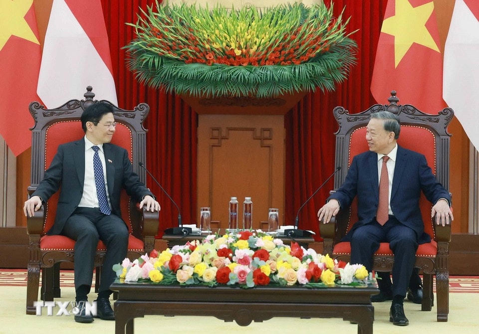 Tổng Bí thư Tô Lâm tiếp Thủ tướng Singapore, Tổng Thư ký Đảng Hành động Nhân dân Singapore (PAP) Lawrence Wong. (Ảnh: Thống Nhất/TTXVN)