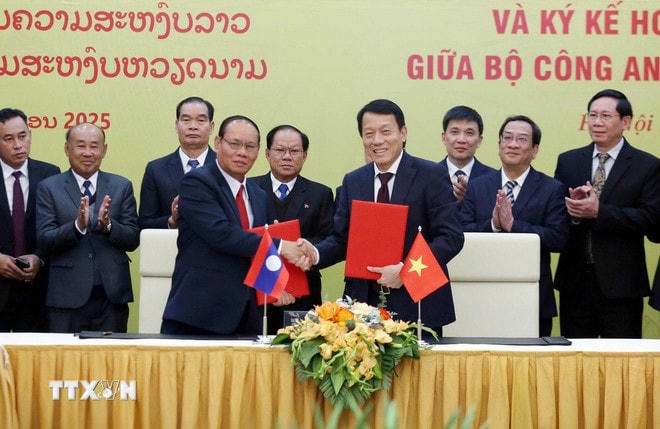Đại tướng Lương Tam Quang, Bộ trưởng Bộ Công an Việt Nam và Đại tướng Vilay Lakhamphong, Phó Thủ tướng, Bộ trưởng Bộ Công an Lào ký kết kế hoạch hợp tác năm 2025 giữa Bộ Công an hai nước. (Ảnh: Phạm Kiên/TTXVN) ttxvn-bo-cong-an-viet-nam-lao.jpg