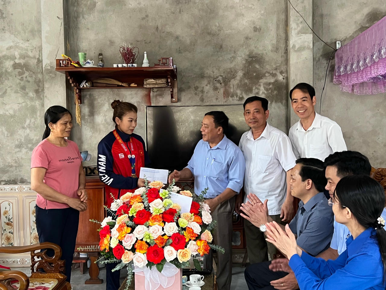 Chính quyền địa phương và người dân đến gặp mặt, chúc mừng 