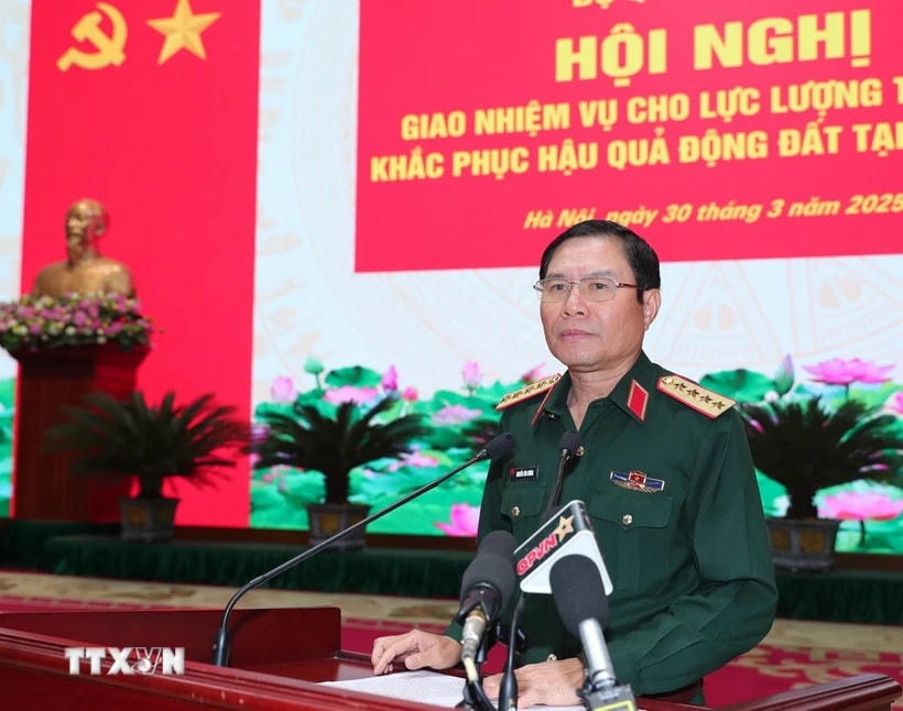 Đại tướng Nguyễn Tân Cương, Tổng Tham mưu trưởng, Thứ trưởng Bộ Quốc phòng phát biểu giao nhiệm vụ cho các sỹ quan, quân nhân trước giờ lên đường sang Myanmar. (Ảnh: Trọng Đức/TTXVN)