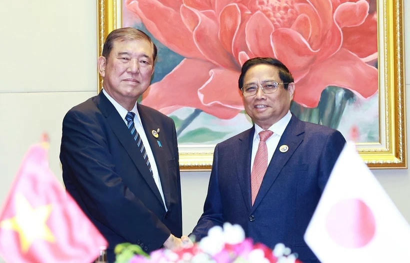 Trong chuyến tham dự Hội nghị Cấp cao ASEAN lần thứ 44, 45 và các hội nghị cấp cao liên quan tại Vientiane (Lào), ngày 11/10/2024, Thủ tướng Phạm Minh Chính gặp Thủ tướng Nhật Bản Ishiba Shigeru. (Ảnh: Dương Giang/TTXVN)