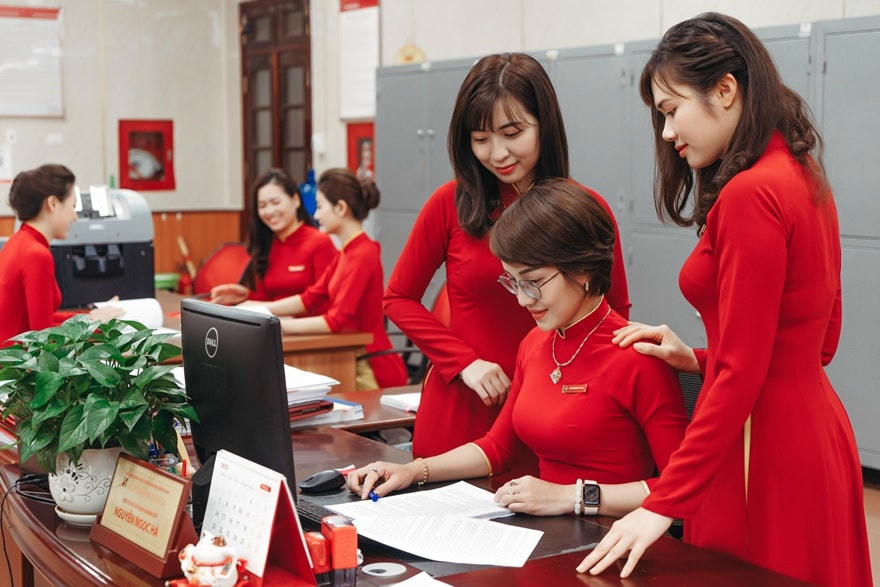 Phụ nữ Agribank - tô thắm thêm phong trào 