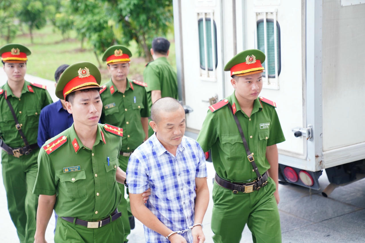 Từ chỉ đạo của ông Chung, giai đoạn 2016 - 2019, Ban Duy tu các công trình kỹ thuật đô thị thuộc Sở Xây dựng không tổ chức đấu thầu mà ký hợp đồng đặt hàng trực tiếp với Công ty Công viên Cây xanh Hà Nội (Công ty Cây xanh) và Công ty Sinh thái Xanh. Sau đó, các bị can đã nâng khống giá cây, gây thiệt hại tổng cộng hơn 34,7 tỷ đồng.