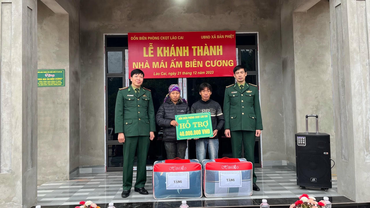 dai-dien-lanh-dao-bo-chi-huy-bdbp-tinh-lao-cai-va-don-bpckqtlc-tang-qua-cho-ho-gia-dinh-anh-ly-seo-ho.jpg
