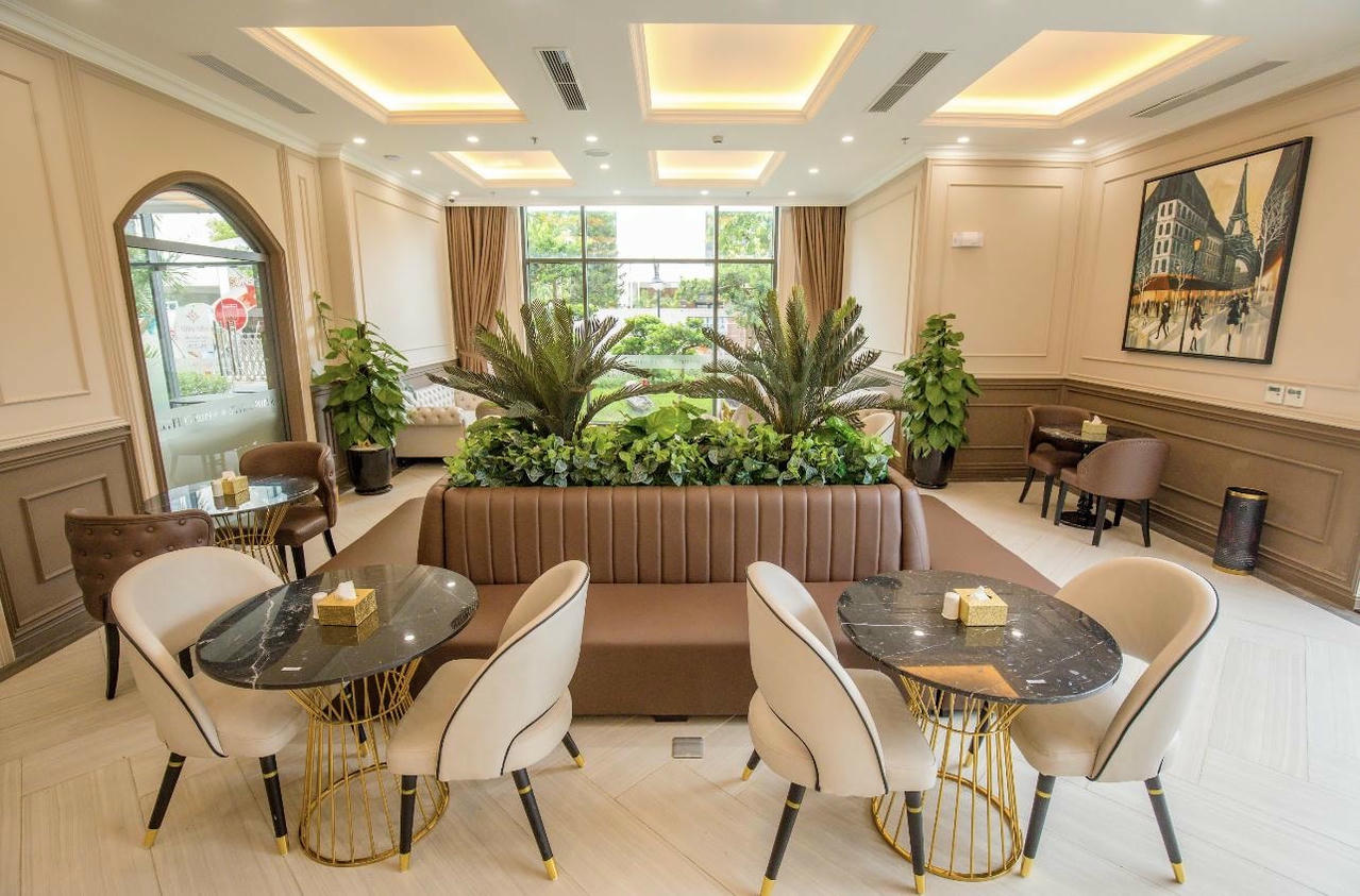 Một góc “chill” mang hơi hướng “phố Paris” ngay trong KĐT Nam Thăng Long - Ciputra với không gian rộng thoáng đủ để các bậc phụ huynh năng động có thể thư giãn hay tranh thủ làm việc trong lúc đợi đón bé tan trường (chuỗi S-Plus Coffee, một thương hiệu F&B của Sunshine Group có mặt tại tất cả các dự án, đáp ứng trọn vẹn nhu cầu thưởng thức cafe cùng các đồ uống, thức ăn nhẹ… của cư dân Sunshine). 