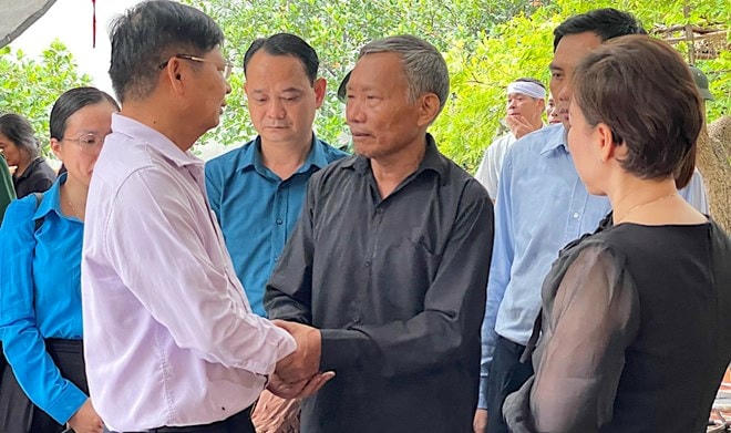 Phó Chủ tịch Tổng LĐLĐVN Phan Văn Anh chia sẻ, động viên gia đình đoàn viên Trần Thị Thịnh.