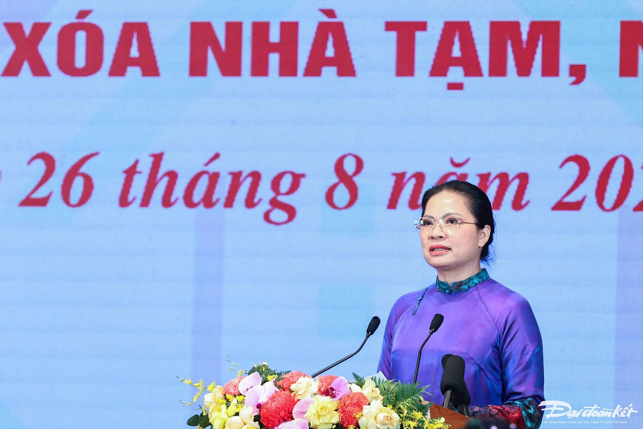 Phó Chủ tịch UBTƯ MTTQ Việt Nam Hà Thị Nga phát biểu tại Hội nghị. Ản