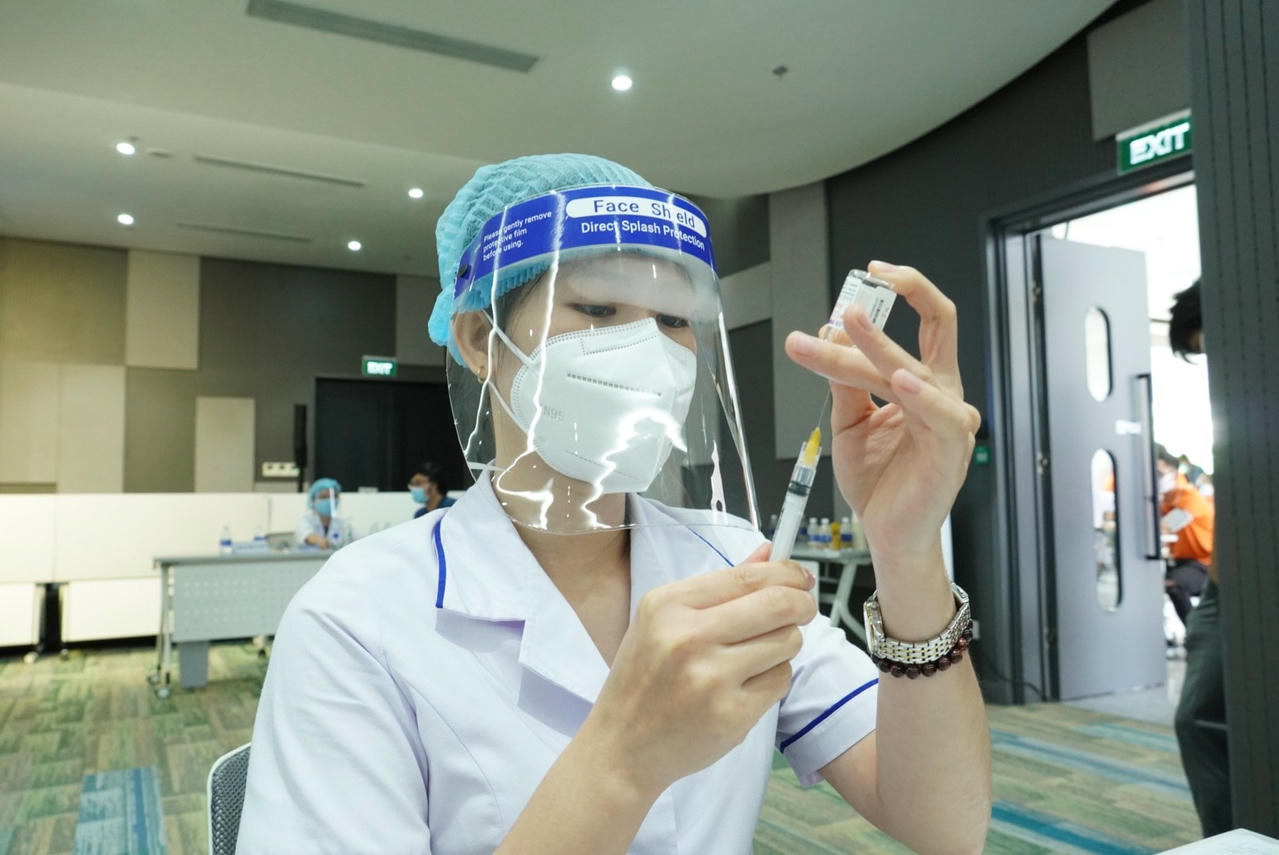 Một số bệnh viện đang thiếu hụt nhân viên y tế.